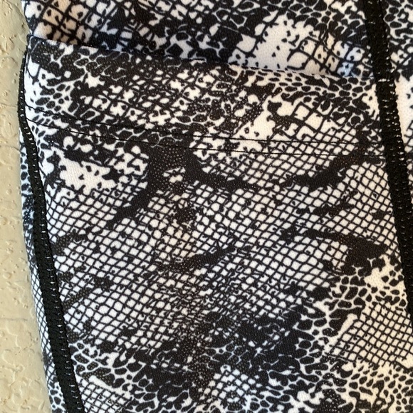 ZYIA Active Cobra Skin Metallic Light &Tight High Rise Capri Leggings. - Picture 7 of 10